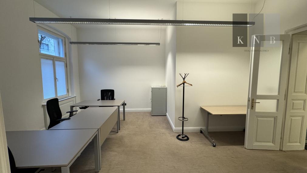 Prenájom samostatného kancelárskeho traktu 151,9 m² v zrekonštruovanej historickej budove na Štefánikovej ulici v meste Bratislava