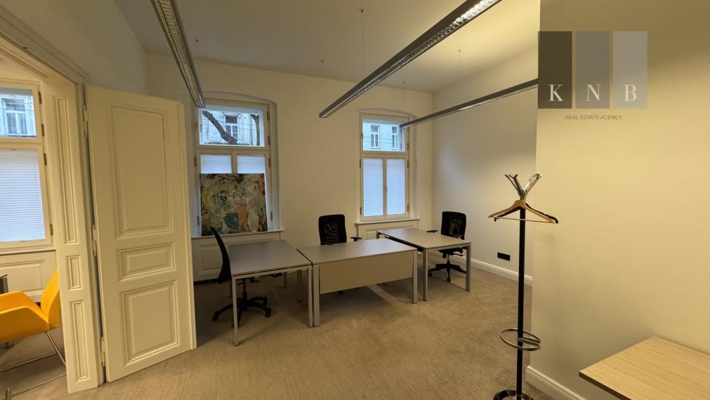 Prenájom samostatného kancelárskeho traktu 151,9 m² v zrekonštruovanej historickej budove na Štefánikovej ulici v meste Bratislava