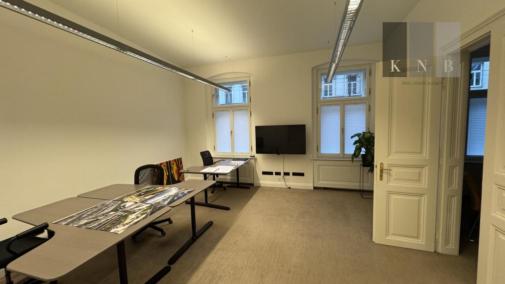 Prenájom samostatného kancelárskeho traktu 151,9 m² v zrekonštruovanej historickej budove na Štefánikovej ulici v meste Bratislava