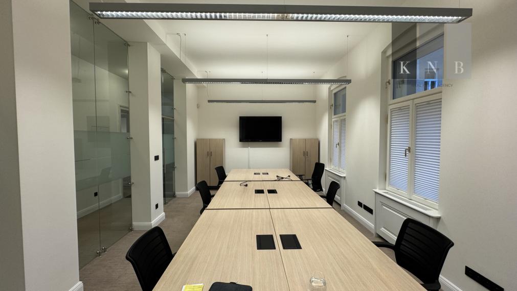 Prenájom samostatného kancelárskeho traktu 151,9 m² v zrekonštruovanej historickej budove na Štefánikovej ulici v meste Bratislava