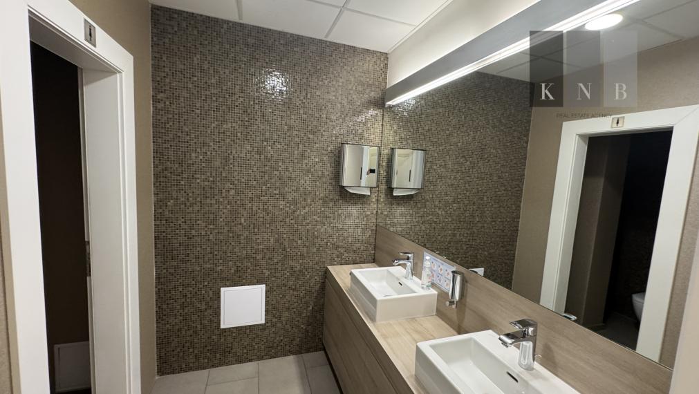 Prenájom samostatného kancelárskeho traktu 151,9 m² v zrekonštruovanej historickej budove na Štefánikovej ulici v meste Bratislava