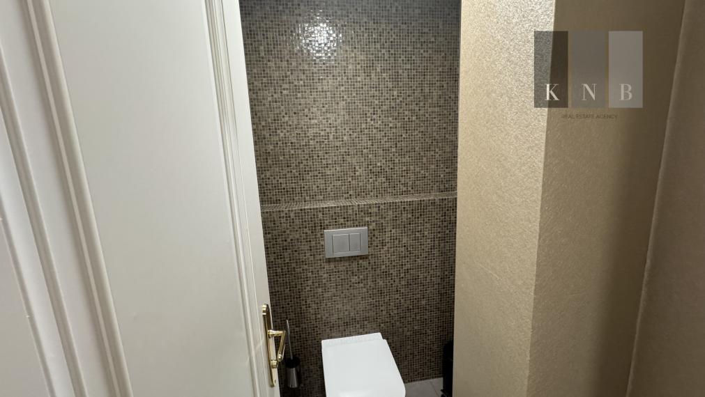 Prenájom samostatného kancelárskeho traktu 151,9 m² v zrekonštruovanej historickej budove na Štefánikovej ulici v meste Bratislava