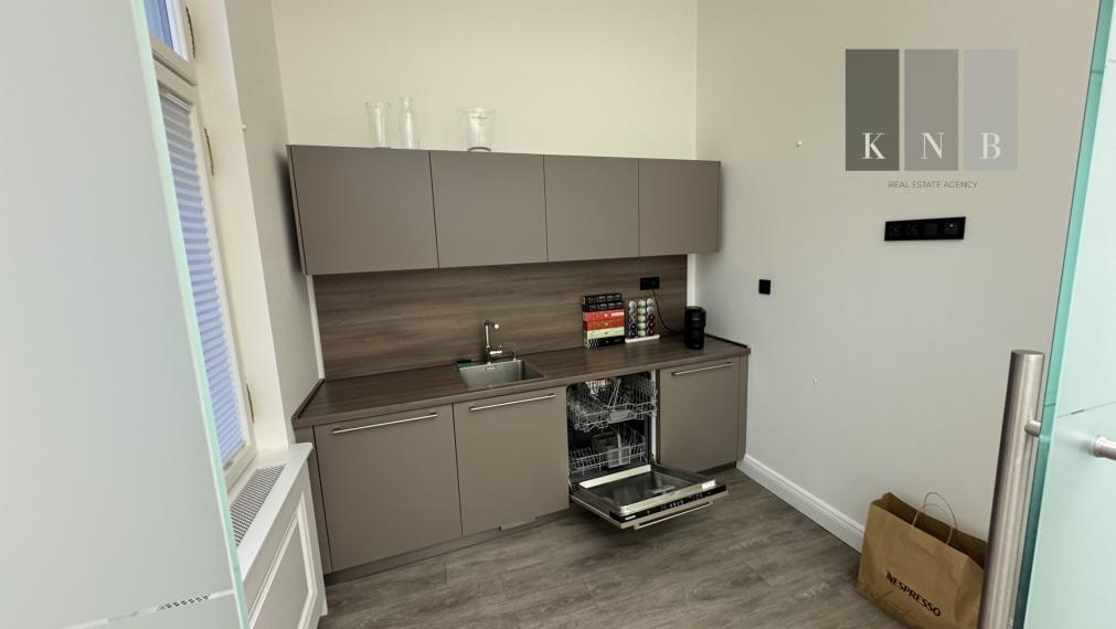 Prenájom samostatného kancelárskeho traktu 151,9 m² v zrekonštruovanej historickej budove na Štefánikovej ulici v meste Bratislava