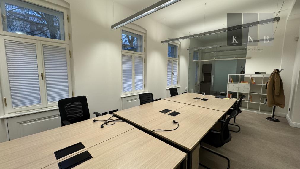 Prenájom samostatného kancelárskeho traktu 151,9 m² v zrekonštruovanej historickej budove na Štefánikovej ulici v meste Bratislava