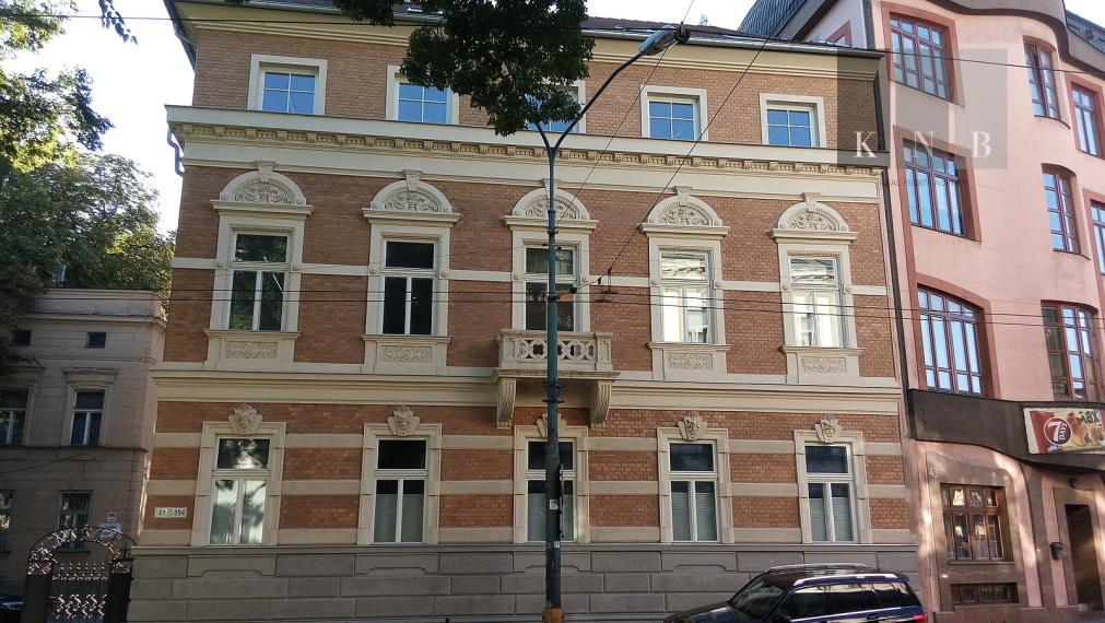 Prenájom samostatného kancelárskeho traktu 151,9 m² v zrekonštruovanej historickej budove na Štefánikovej ulici v meste Bratislava