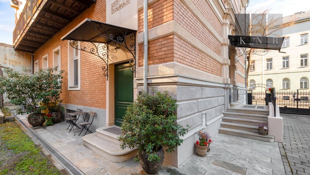 Prenájom samostatného kancelárskeho traktu 151,9 m² v zrekonštruovanej historickej budove na Štefánikovej ulici v meste Bratislava