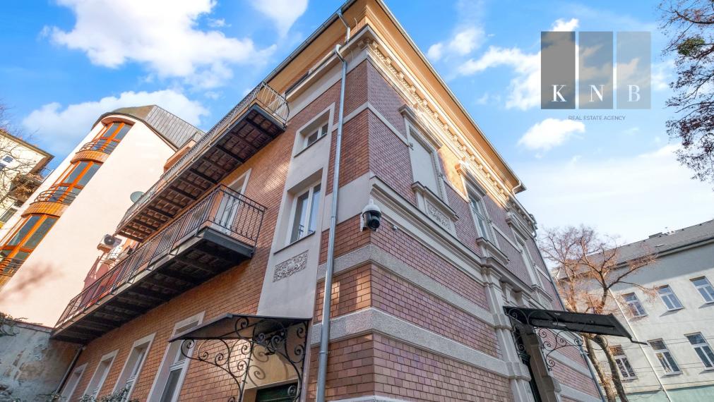 Prenájom samostatného kancelárskeho traktu 151,9 m² v zrekonštruovanej historickej budove na Štefánikovej ulici v meste Bratislava