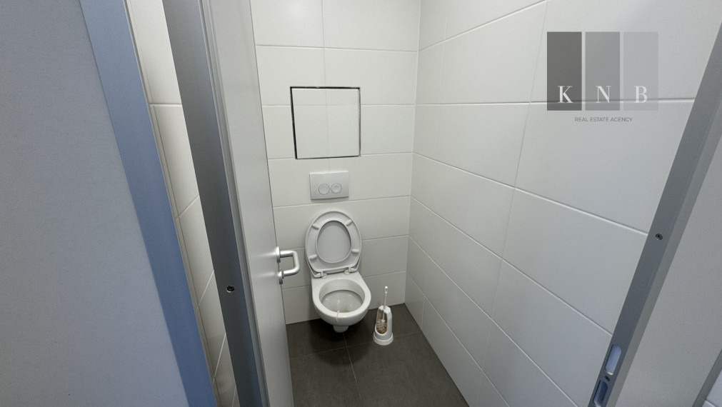 Prenájom rožného obchodného priestoru 450m² v časti Bratislava Bory