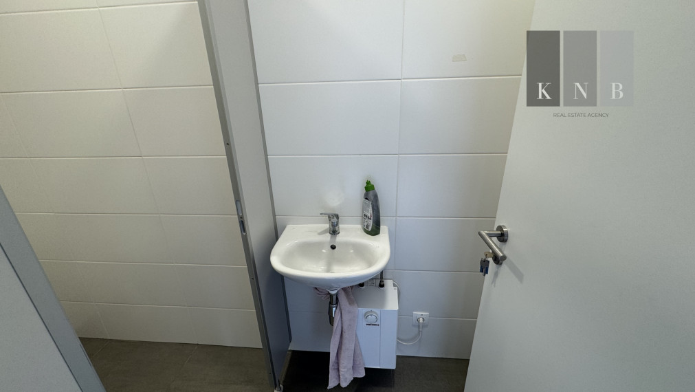 Prenájom rožného obchodného priestoru 450m² v časti Bratislava Bory