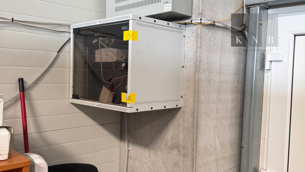 Prenájom skladového priestoru 1640 m² s kanceláriou v meste Bratislava - Rača