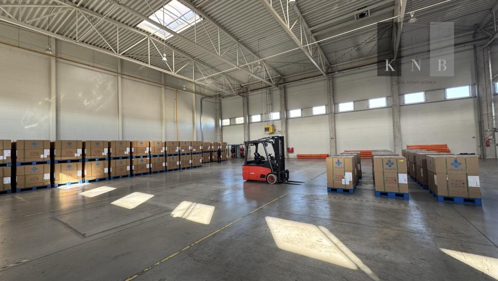 Prenájom skladového priestoru 1640 m² s kanceláriou v meste Bratislava - Rača