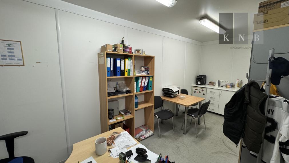 Prenájom skladového priestoru 1640 m² s kanceláriou v meste Bratislava - Rača