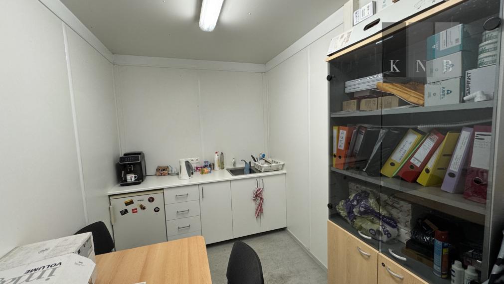 Prenájom skladového priestoru 1640 m² s kanceláriou v meste Bratislava - Rača