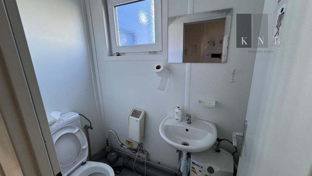 Prenájom skladového priestoru 1640 m² s kanceláriou v meste Bratislava - Rača