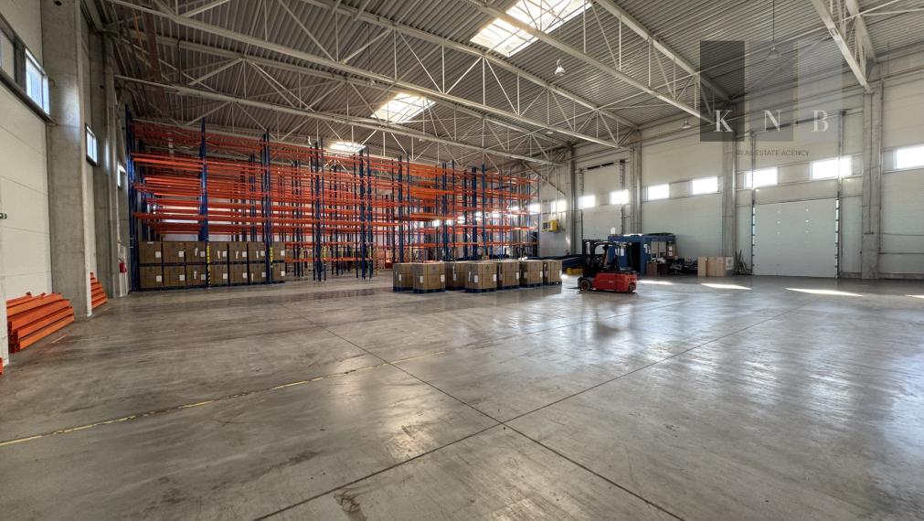 Prenájom skladového priestoru 1640 m² s kanceláriou v meste Bratislava - Rača