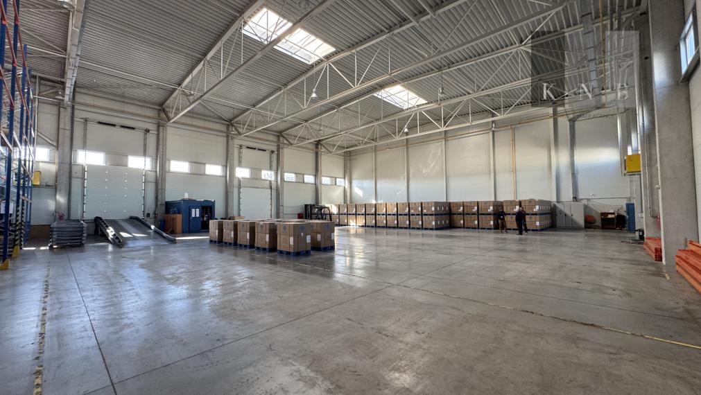 Prenájom skladového priestoru 1640 m² s kanceláriou v meste Bratislava - Rača