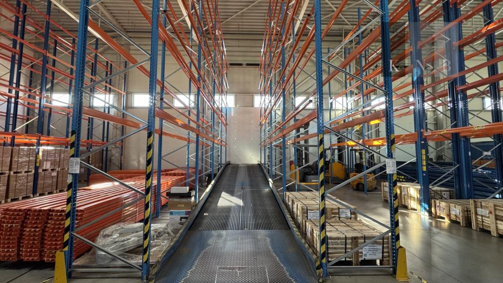 Prenájom skladového priestoru 1640 m² s kanceláriou v meste Bratislava - Rača