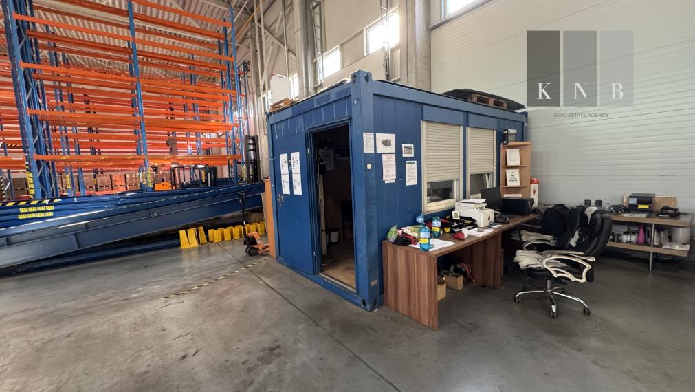 Prenájom skladového priestoru 1640 m² s kanceláriou v meste Bratislava - Rača