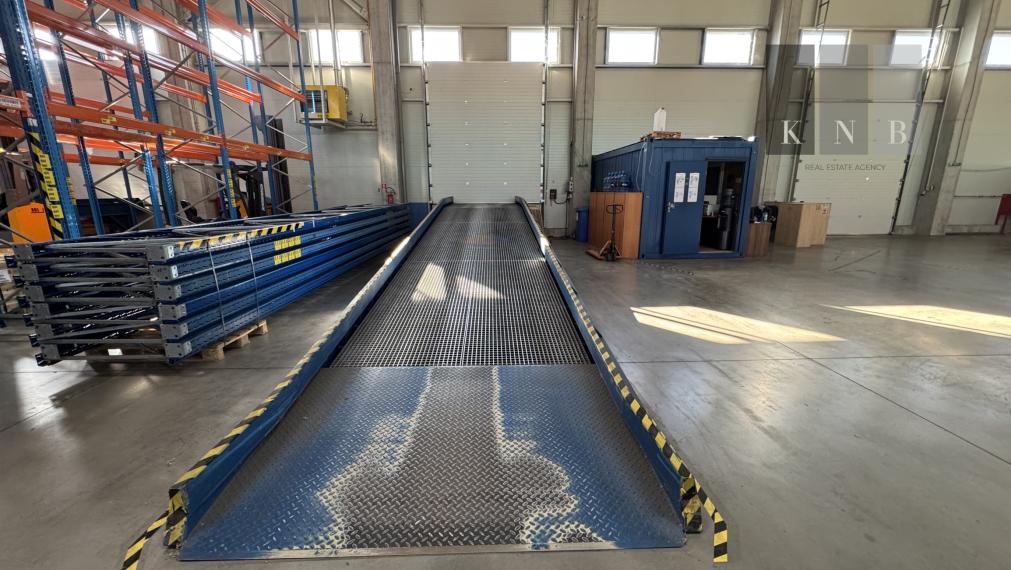 Prenájom skladového priestoru 1640 m² s kanceláriou v meste Bratislava - Rača