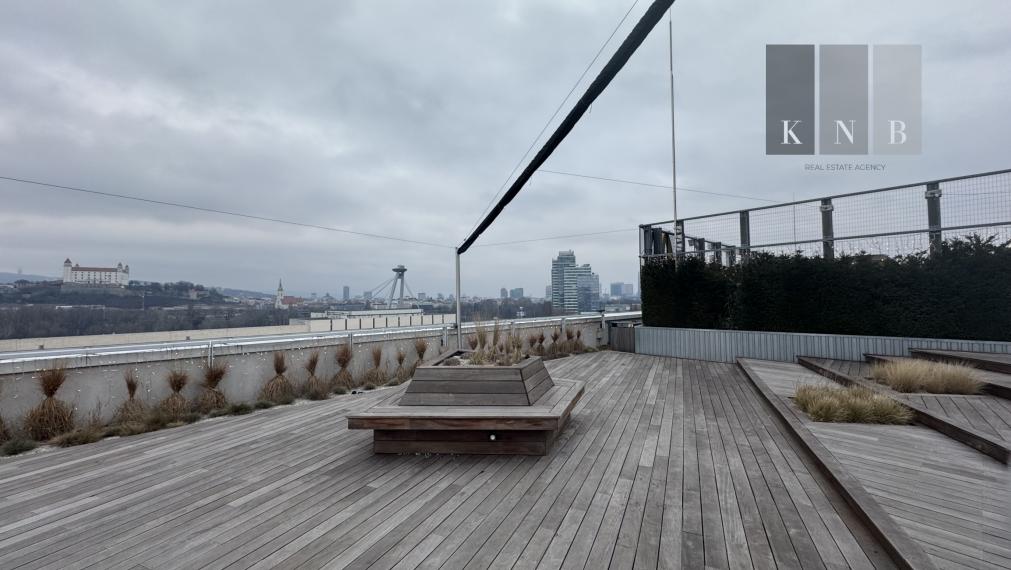 Prenájom samostatného kancelárskeho traktu 200 m² v jedinečnej budove Einpark v meste Bratislava