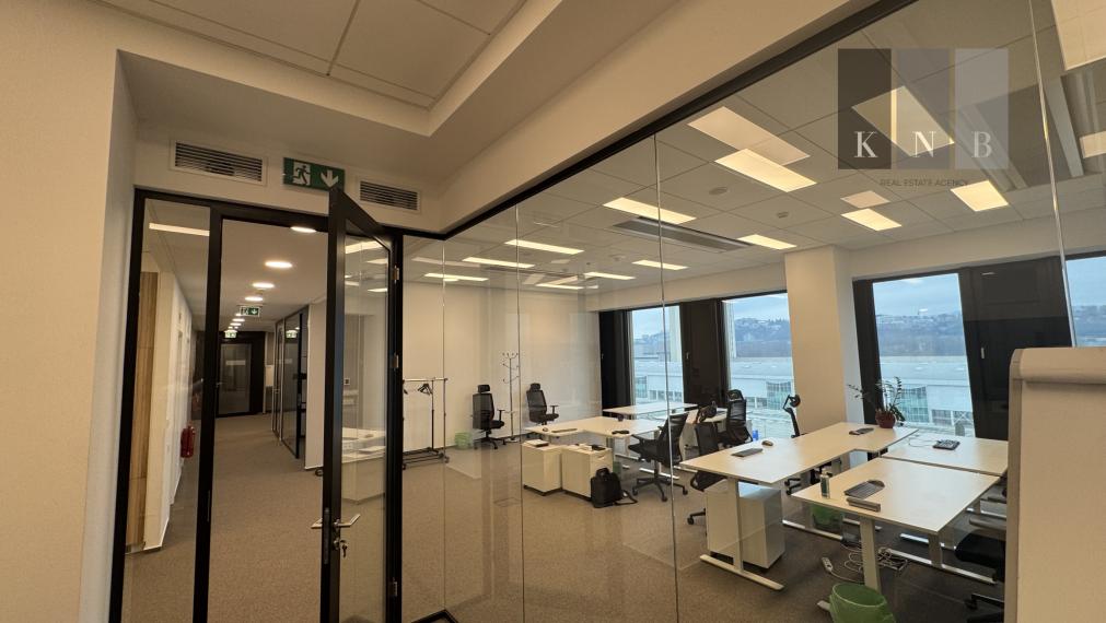 Prenájom samostatného kancelárskeho traktu 200 m² v jedinečnej budove Einpark v meste Bratislava