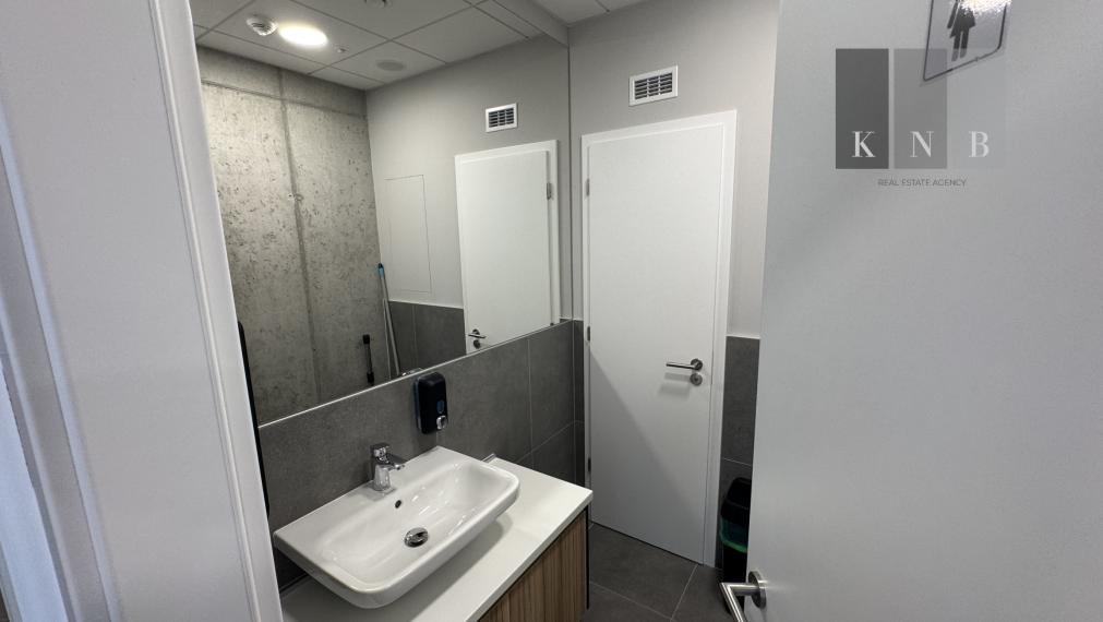 Prenájom samostatného kancelárskeho traktu 200 m² v jedinečnej budove Einpark v meste Bratislava