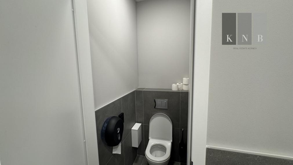 Prenájom samostatného kancelárskeho traktu 200 m² v jedinečnej budove Einpark v meste Bratislava