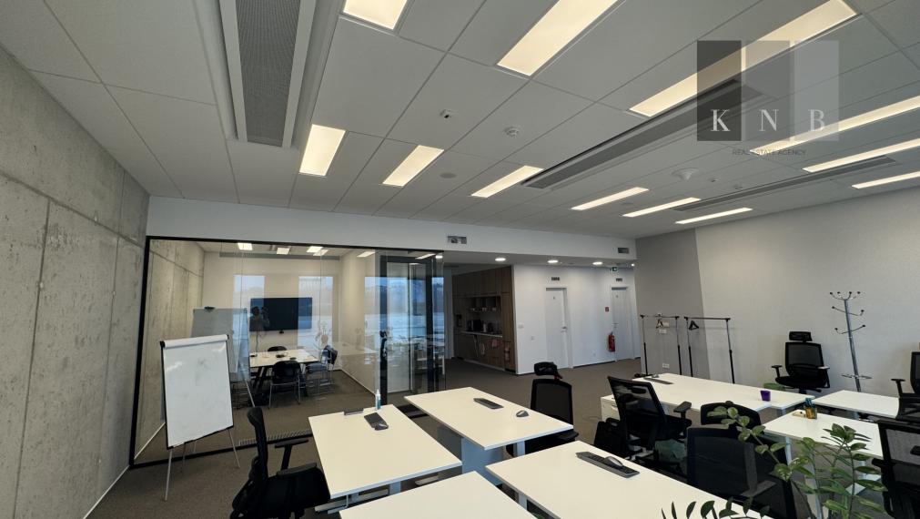 Prenájom samostatného kancelárskeho traktu 200 m² v jedinečnej budove Einpark v meste Bratislava