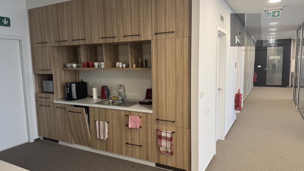 Prenájom samostatného kancelárskeho traktu 200 m² v jedinečnej budove Einpark v meste Bratislava