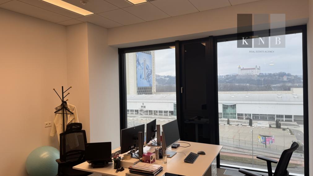 Prenájom samostatného kancelárskeho traktu 200 m² v jedinečnej budove Einpark v meste Bratislava