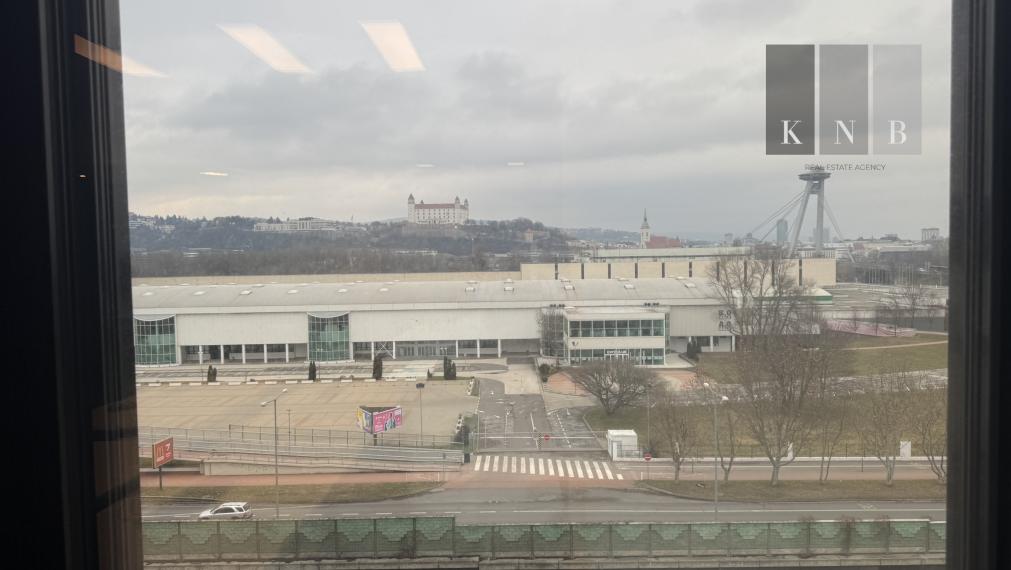 Prenájom samostatného kancelárskeho traktu 200 m² v jedinečnej budove Einpark v meste Bratislava