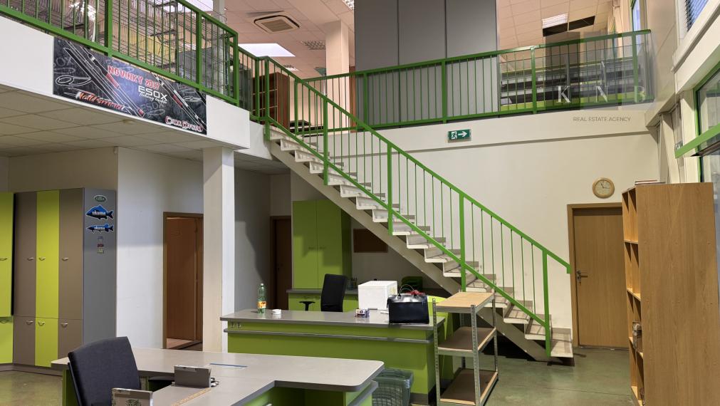 Prenájom 2-podlažného obchodno-skladového priestoru 700 m² na Bajkalskej ulici v meste Bratislava