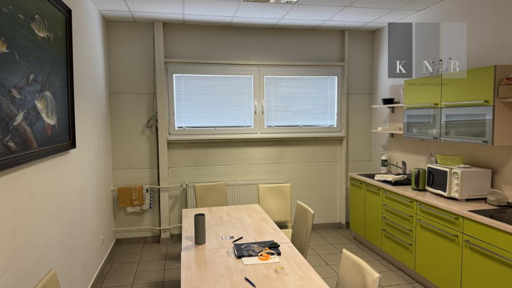 Prenájom 2-podlažného obchodno-skladového priestoru 700 m² na Bajkalskej ulici v meste Bratislava