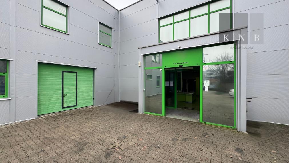 Prenájom 2-podlažného obchodno-skladového priestoru 700 m² na Bajkalskej ulici v meste Bratislava