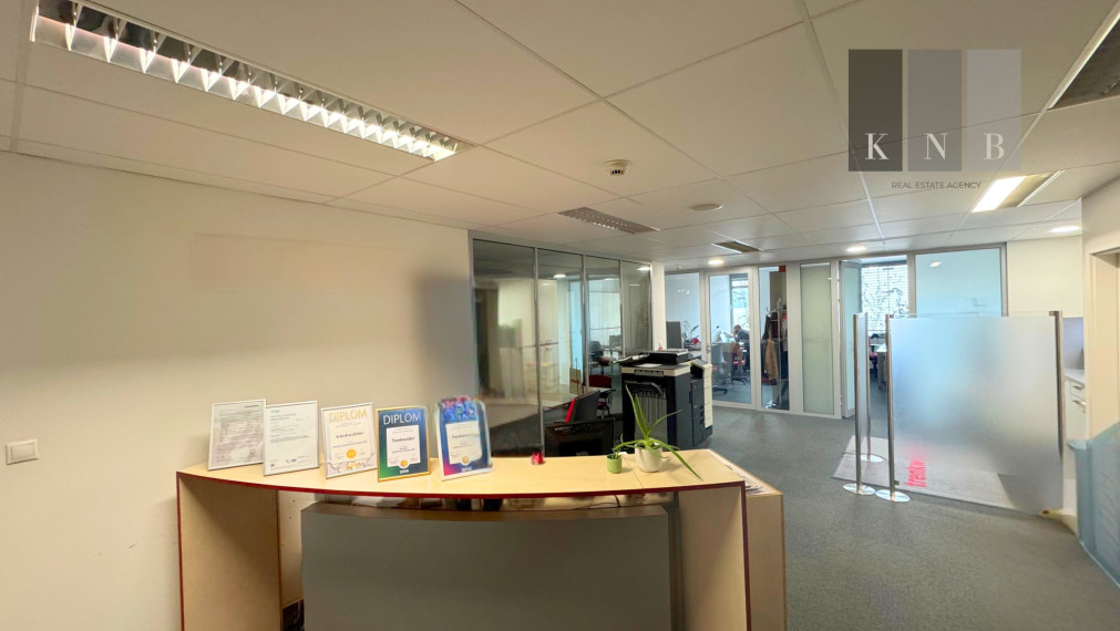 Prenájom samostatného kancelárskeho traktu 187 m² priamo v historickom centre mesta Bratislava