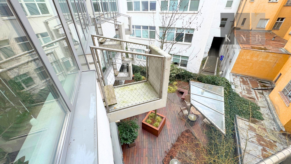 Prenájom samostatného kancelárskeho traktu 187 m² priamo v historickom centre mesta Bratislava