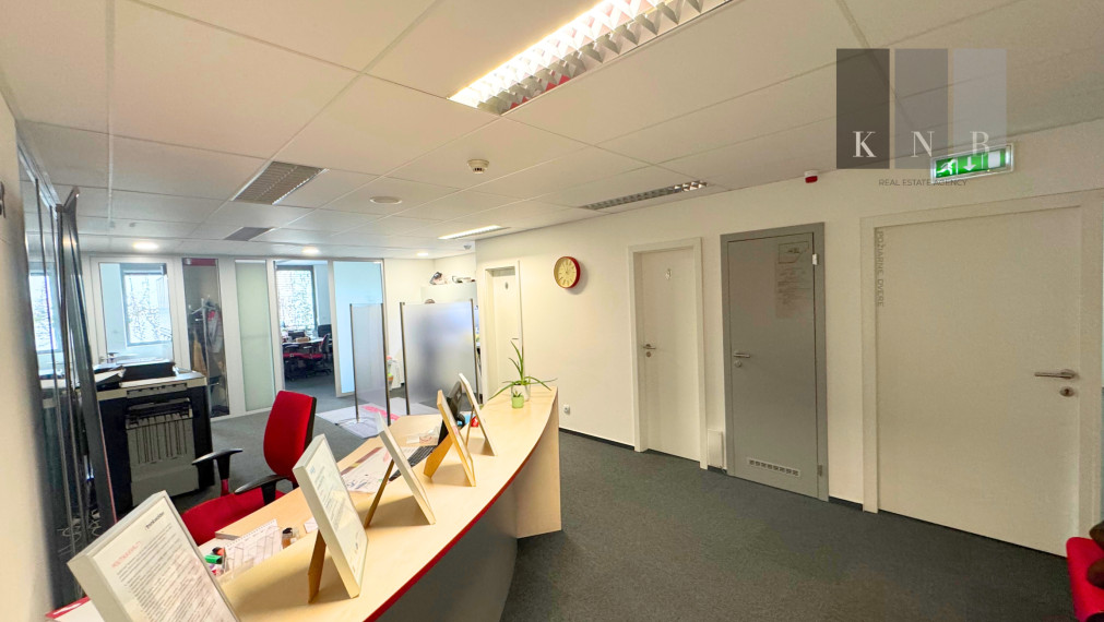 Prenájom samostatného kancelárskeho traktu 187 m² priamo v historickom centre mesta Bratislava