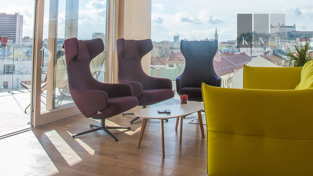 Prenájom samostatného kancelárskeho traktu 187 m² priamo v historickom centre mesta Bratislava