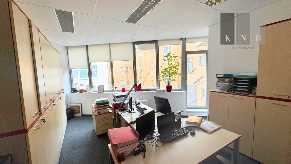 Prenájom samostatného kancelárskeho traktu 187 m² priamo v historickom centre mesta Bratislava