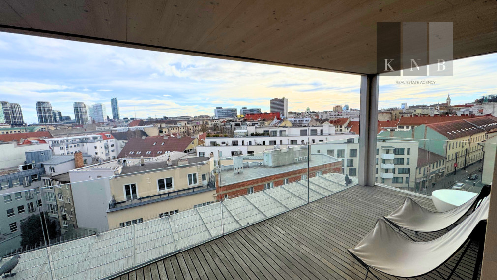 Prenájom samostatného kancelárskeho traktu 187 m² priamo v historickom centre mesta Bratislava