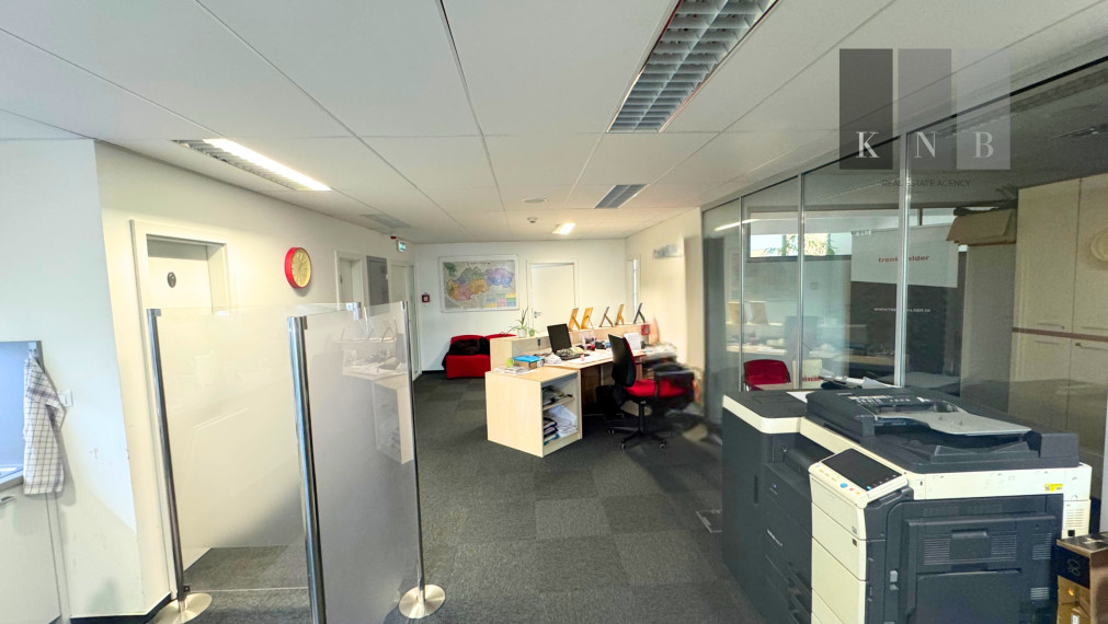 Prenájom samostatného kancelárskeho traktu 187 m² priamo v historickom centre mesta Bratislava