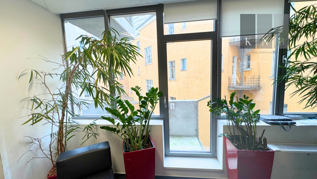 Prenájom samostatného kancelárskeho traktu 187 m² priamo v historickom centre mesta Bratislava