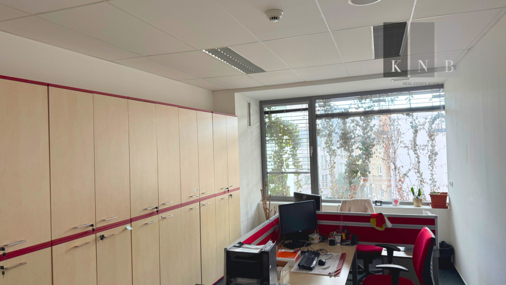 Prenájom samostatného kancelárskeho traktu 187 m² priamo v historickom centre mesta Bratislava