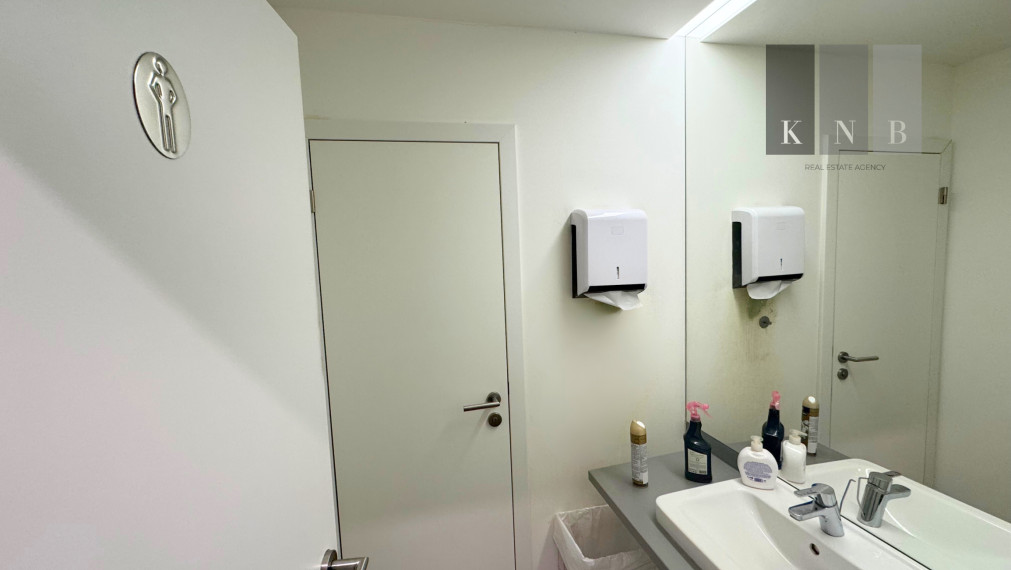 Prenájom samostatného kancelárskeho traktu 187 m² priamo v historickom centre mesta Bratislava