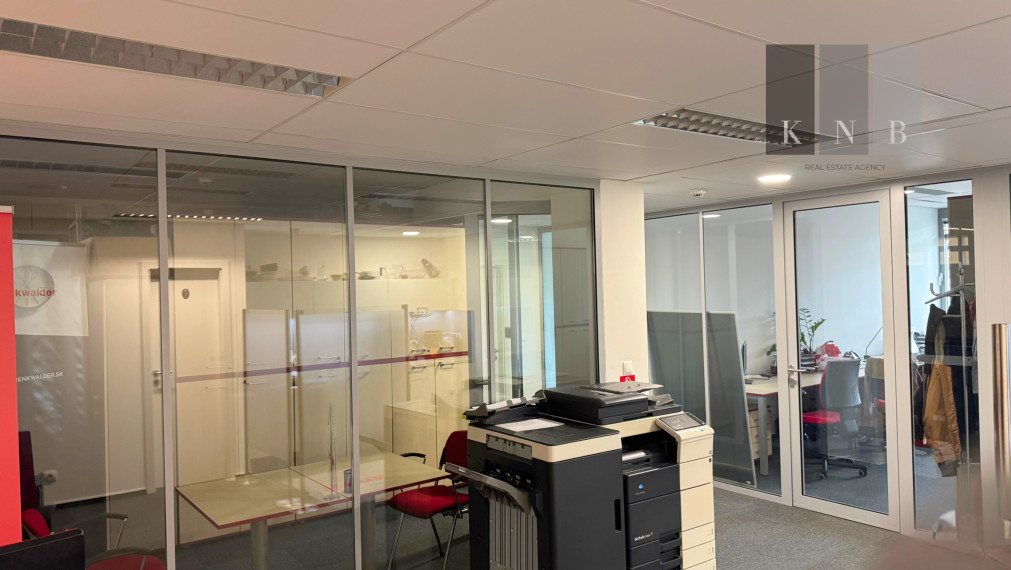 Prenájom samostatného kancelárskeho traktu 187 m² priamo v historickom centre mesta Bratislava