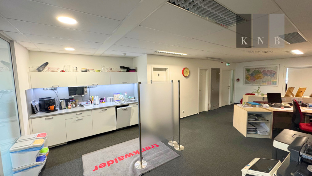 Prenájom samostatného kancelárskeho traktu 187 m² priamo v historickom centre mesta Bratislava