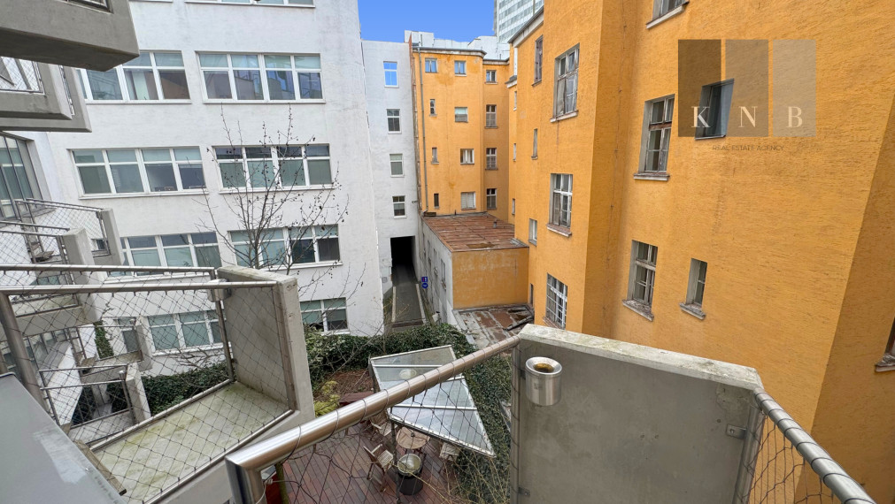 Prenájom samostatného kancelárskeho traktu 187 m² priamo v historickom centre mesta Bratislava