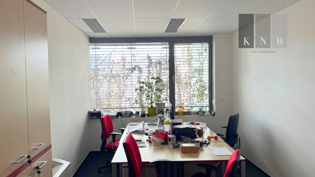 Prenájom samostatného kancelárskeho traktu 187 m² priamo v historickom centre mesta Bratislava