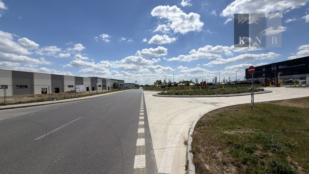 Predaj úplne nových obchodných skladov od 300 m² pri diaľnici D1 SENEC
