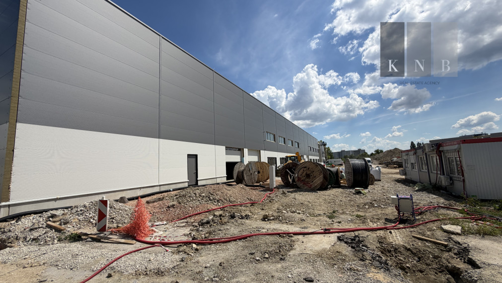 Prenájom priestoru od 450 m² v kombinácii SKLAD, SHOWROOM, KANCELÁRIA s tepelnými čerpadlami v meste Bratislava
